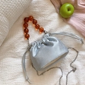 Sac seau en satin bleu argenté avec poignée ambrée et bandoulière chaîne - Argenté