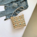 Bolso de hombro con patrón geométrico colorido y correa de cuero beige sobre blanco - Marrón