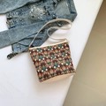 Bolso tipo cubo étnico con diseño geométrico, bordes de cuero crema y correa de hombro - Rojo