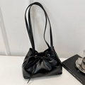 Borsa a secchiello nera minimalista da donna in ecopelle morbida con fiocco decorativo - Nero