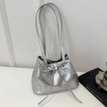 Borsa a secchiello argento metallizzato con fiocco elegante e pelle plissettata - Argento