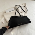 Sac à bandoulière noir courbé minimaliste avec lettrage doré et finition mate - Noir