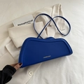 Sac à épaule bleu roi en similicuir avec logo doré et design asymétrique incurvé - Bleu