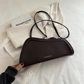 Sac bandoulière minimaliste en cuir marron foncé avec lettrage doré et silhouette chic - Marron