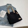 Bolso tote minimalista de lona negra con correas beige y etiqueta de cuero de moda - Negro