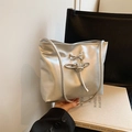 Schicke metallisch silberne Tragetasche für Damen mit Schleifendetail und langen Riemen - Silber