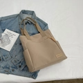 Bolso tote grande de lona caqui con etiqueta de moda y amuleto tejido - Caqui