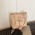 Minimalistische beige Beuteltasche für Damen mit dekorativem Kordelzug und Tragegriff - Khaki
