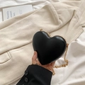 Elegante borsa a tracolla a forma di cuore in pelle nera opaca con catena dorata - Nero