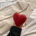 Sac à bandoulière tendance en forme de cœur rouge avec cadre doré et chaîne - Rouge