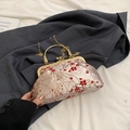 Vintage Abendtasche mit roten Pflaumenblüten-Stickereien und goldener Metallkette - Muster 1