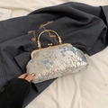 Silberne Retro-Tasche mit blauem Blumenstickmuster und goldenem Metallgriff - Muster 4
