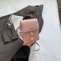 Hellrosa Umhängetasche aus Leder mit goldenem FASHION-Label und weißem Plüschanhänger - Rosa