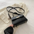 Sac à main noir élégant motif crocodile avec finitions dorées et bandoulière - Noir
