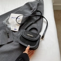 Borsa a sella nera minimalista in pelle opaca su un abito, borsa a tracolla alla moda - Nero