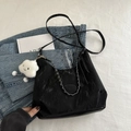 Bolso de hombro plisado negro con cadena plateada y colgante de nube de felpa blanca - Con Colgante / Negro