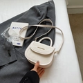 Elegante borsa a tracolla crema con patta in marmo e finiture dorate lucide - Bianco Sporco