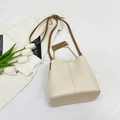 Sac seau minimaliste crème avec lanières en cuir marron et détail de chaîne dorée - Blanc Cassé