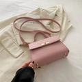 Sac bandoulière rose motif crocodile avec fermoir doré et fine bandoulière élégante - Rose