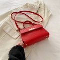Sac bandoulière rouge à motif crocodile avec fermoir doré et poignée élégante - Rouge