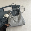 Bolso tote plateado metalizado con textura de efecto arrugado, cadena y colgante suave - Con Colgante / Plateado