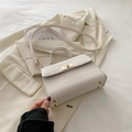 Sac bandoulière blanc en similicuir avec texture crocodile et détails dorés - Blanc