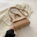Sac à main beige minimaliste avec motif crocodile, fermoir doré et bandoulière amovible - Kaki