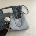 Bolso de hombro azul claro en forma de media luna con textura mármol y charm nube - Con Colgante / Azul