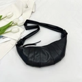 Sac croissant noir minimaliste avec surpiqûres matelassées et large bandoulière nouée - Noir