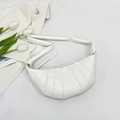 Sac dumpling blanc minimaliste avec large bandoulière et détails de couture verticaux - Blanc