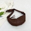 Sac bandoulière croissant marron foncé avec large bandoulière et design plissé élégant - Marron