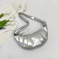 Sac bandoulière argenté métallisé en forme de croissant avec surpiqûres et bandoulière nouée - Argenté