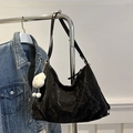 Sac fourre-tout noir minimaliste avec texture froissée et un joli pendentif blanc - Avec Pendentif / Noir