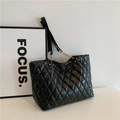 Grand sac cabas noir matelassé avec surpiqûres en losanges et chaînes dorées chic - Noir