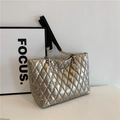 Sac fourre-tout matelassé chic en doré métallisé avec bandoulière chaîne et cuir - Doré