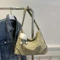 Sac fourre-tout vert olive avec pendentif nuage en peluche et bandoulière texture - Avec Pendentif / Vert