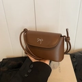 Dunkelbraune matte Satteltasche aus Leder mit silberner Schleifenschnalle und Knotendetails - Braun