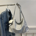Borsa tote argento metallizzato con ciondolo a nuvola di peluche e stile a spalla Hobo - Argento