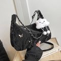 Sac bandoulière noir plissé avec accessoire papillon en métal et charm nuage en peluche - Avec Pendentif / Noir
