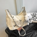 Crèmewitte schoudertas met textuur, vlinderornament en zilverkleurige ketting - Met Hanger / Wit