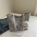 Borsa tote grigia trapuntata con trama denim e un ciondolo a nuvola di peluche bianco - Con Ciondolo / Grigio