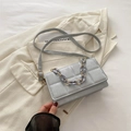 Bolso bandolera plateado acolchado con cadena de dos tonos sobre chaqueta crema - Plateado