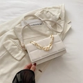 Bolso bandolera acolchado blanco de piel sintética con cadena de eslabones dorada - Blanco Roto
