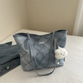 Borsa tote in denim blu con trama a rombi, logo in metallo e ciondolo di peluche bianco - Con Ciondolo / Blu