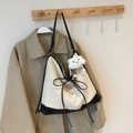 Bolso tote minimalista crema y negro con textura de espiga y adorno de nube de felpa - Con Colgante / Blanco Roto