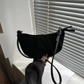 Bolso de hombro retro negro en forma de media luna con pliegues y nudo de gamuza - Negro