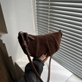 Bolso vintage marrón oscuro de media luna con acabado de gamuza plisada - Marrón
