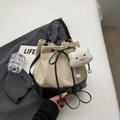 Bolso bombonera crema con adornos de cuero negro y un adorable colgante de nube - Con Colgante / Blanco Roto