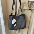 Minimalistische dunkelgraue Leder-Einkaufstasche für Damen mit einem Plüsch-Wolkenanhänger - Mit Anhänger / Schwarz