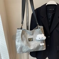 Minimalistische graue Tote-Bag für Damen mit weichem Wolkenanhänger und schwarzen Trägern - Mit Anhänger / Grau